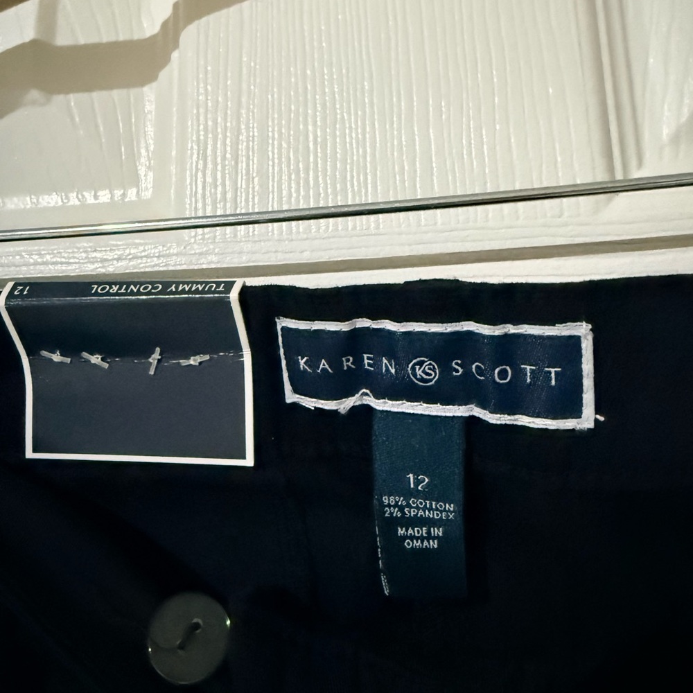 Karen Scott Black Capris with Button Detail - Picture 4 of 5
